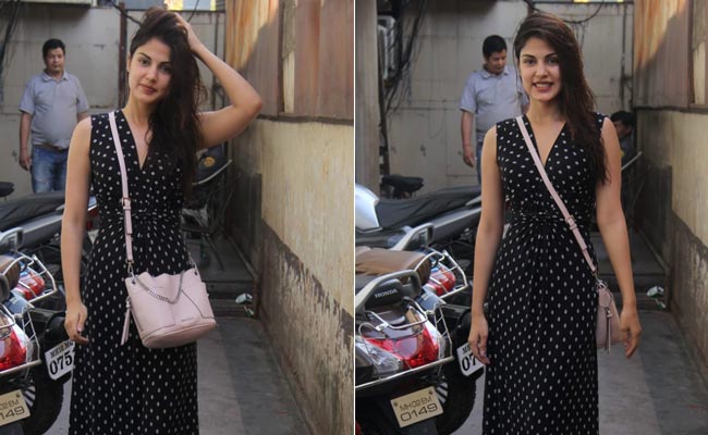 Rock A Monochrome Maxi Dress Like Rhea Chakraborty