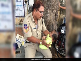 इस पुलिस कॉन्स्टेबल ने जीता दिल, मां दे रही थी परीक्षा तो बाहर रो रही थी बच्ची, गोद में लेकर ऐसे कराया चुप इस पुलिस कॉन्स्टेबल ने जीता दिल, मां दे रही थी परीक्षा तो बाहर रो रही थी बच्ची, गोद में लेकर ऐसे कराया चुप