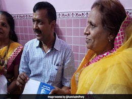 केजरीवाल ने की पार्टी के डोर-टू-डोर कैंपेन की शुरुआत , घर-घर जाकर पार्टी के लिए मांगा चंदा केजरीवाल ने की पार्टी के डोर-टू-डोर कैंपेन की शुरुआत , घर-घर जाकर पार्टी के लिए मांगा चंदा