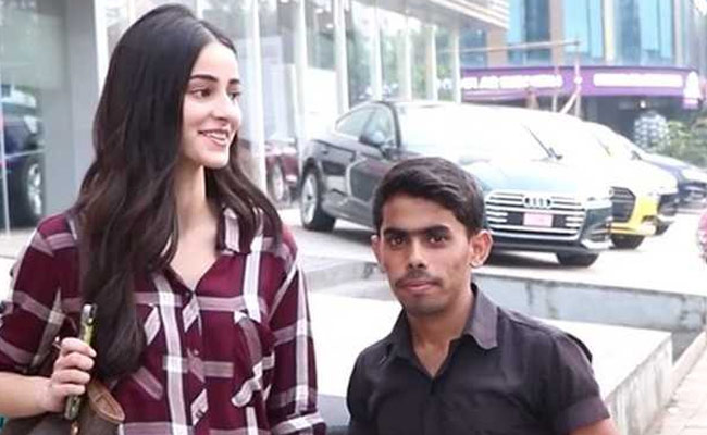 Video: चंकी पांडेय की बिटिया को मिला अनोखा फैन, अनन्या पांडेय से बोला- मैं भी पांडेय हूं...और फिर