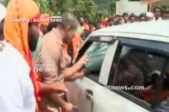 Two Journalists Covering Sabarimala Protests Attacked, Car Smashed Two Journalists Covering Sabarimala Protests Attacked, Car Smashed