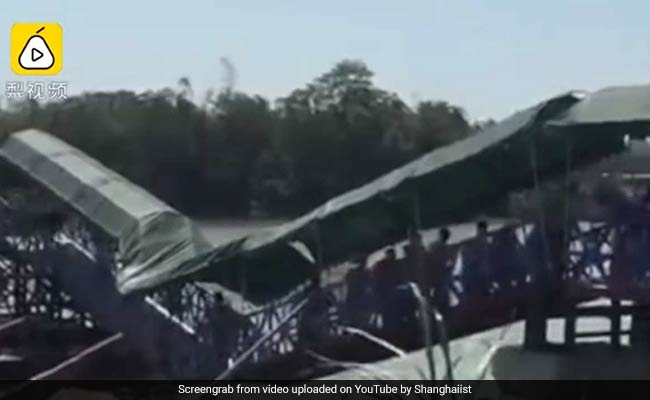 लोग गुजर रहे थे उसी वक्त बीच में से टूट गया ब्रिज, मच गई अफरा-तफरी, देखें VIDEO