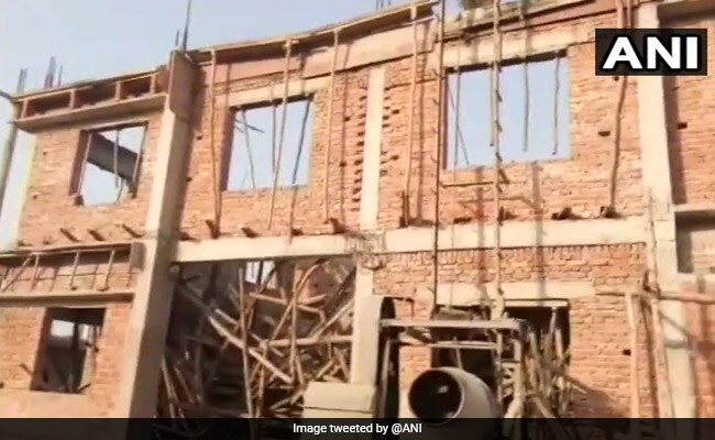 उत्तर प्रदेश : शाहजहांपुर जिले में गिरा निर्माणाधीन इमारत का लेंटर, दो की मौत, कई मजदूरों के दबे होने की आशंका उत्तर प्रदेश : शाहजहांपुर जिले में गिरा निर्माणाधीन इमारत का लेंटर, दो की मौत, कई मजदूरों के दबे होने की आशंका