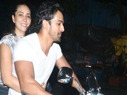 Video: हीरोइन को बैक सीट पर बिठाकर हीरो ने उड़ाई कानून की धज्जियां, बिन हेलमेट के रॉन्ग साइड चलाया स्कूटर Video: हीरोइन को बैक सीट पर बिठाकर हीरो ने उड़ाई कानून की धज्जियां, बिन हेलमेट के रॉन्ग साइड चलाया स्कूटर