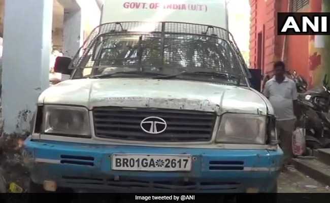 बिहार में एक्साइज़ डिपार्टमेंट ने 100 कार्टन शराब ले जाती ATM कैश वैन पकड़ी, दो गिरफ्तार