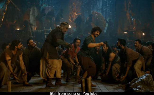 In <I>Thugs Of Hindostan</i>'s <I>Vashmalle</I>, Aamir Khan 'Enjoyed Dancing For The First Time', Courtesy Amitabh Bachchan