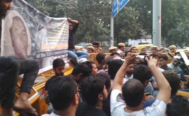 मदरसा के छात्र की हत्या के मामले को लेकर विरोध प्रदर्शन