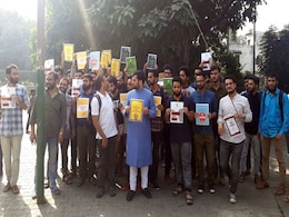 AMU में कश्मीरी छात्रों का प्रदर्शन, कहा-देशद्रोह का केस वापस नहीं हुआ तो डिग्री सरेंडर कर घर लौट जाएंगे AMU में कश्मीरी छात्रों का प्रदर्शन, कहा-देशद्रोह का केस वापस नहीं हुआ तो डिग्री सरेंडर कर घर लौट जाएंगे