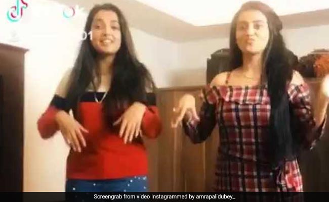 आम्रपाली दुबे और अक्षरा सिंह के बीच हुई पिलो फाइट, पलंग पर यूं तहलका मचाती दिखीं भोजपुरी एक्ट्रेस; Video Viral