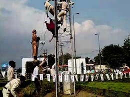 भोपाल : सीएम आवास के बाहर प्रदर्शन के दौरान टावर से गिरकर आशा कार्यकर्ता हुई घायल भोपाल : सीएम आवास के बाहर प्रदर्शन के दौरान टावर से गिरकर आशा कार्यकर्ता हुई घायल