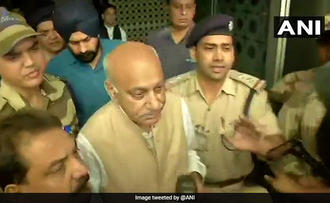 #MeToo के आरोपों से घिरे केंद्रीय मंत्री एमजे अकबर विदेश दौरे से भारत लौटे, कहा- बाद में दूंगा बयान