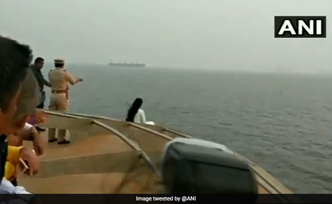 Video : सुरक्षाकर्मी करते रहे मिन्नतें, लेकिन नहीं मानीं महाराष्ट्र के सीएम देवेंद्र फडणवीस की पत्नी अमृता