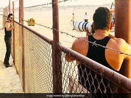सुनील ग्रोवर के बाद वरुण धवन के साथ भी कर डाला सलमान खान ने ये काम, फोटो हुईं वायरल सुनील ग्रोवर के बाद वरुण धवन के साथ भी कर डाला सलमान खान ने ये काम, फोटो हुईं वायरल