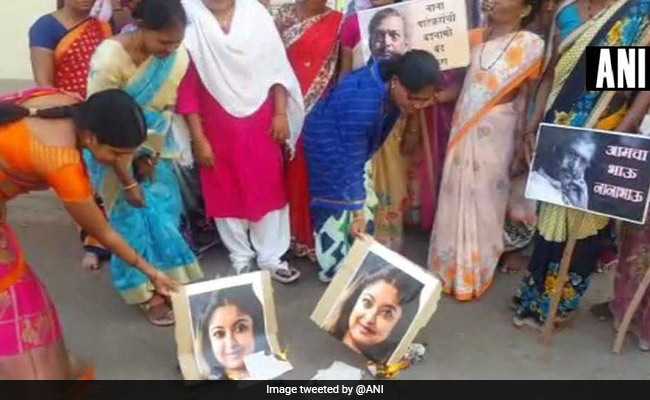 महाराष्ट्र : किसानों की विधवाओं ने तनुश्री के खिलाफ किया प्रदर्शन, तस्वीरें जलाईं