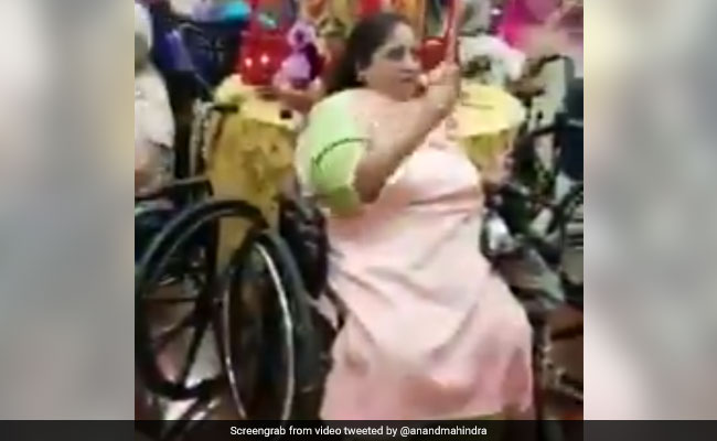 बुजुर्ग महिलाओं ने इस तरह मनाया नवरात्र का जश्न, व्हीलचेयर पर बैठकर किया गरबा, देखें VIDEO