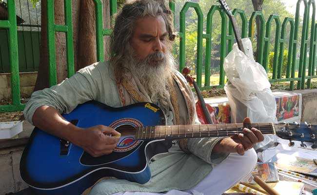 यह सिविल इंजीनियर एक रुपये में साल भर तक सिखाता है संगीत