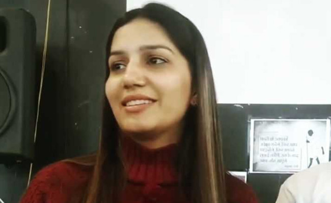 सपना चौधरी पहली बार जब बैठीं बिजनेस क्लास में, एयरहोस्टेस ने कह दिया कुछ ऐसा कि उड़ गए होश...; देखें Video