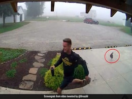 इस शख्स के पीछे पड़ गया मुर्गा, ऐसे छुड़ाया पीछा, वायरल हुआ VIDEO इस शख्स के पीछे पड़ गया मुर्गा, ऐसे छुड़ाया पीछा, वायरल हुआ VIDEO