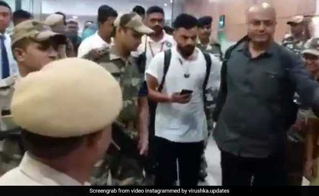 फैन्स के सामने अचानक आ गए विराट कोहली, लोग चिल्लाने लगे- OYE CHEEKU, देखें VIDEO