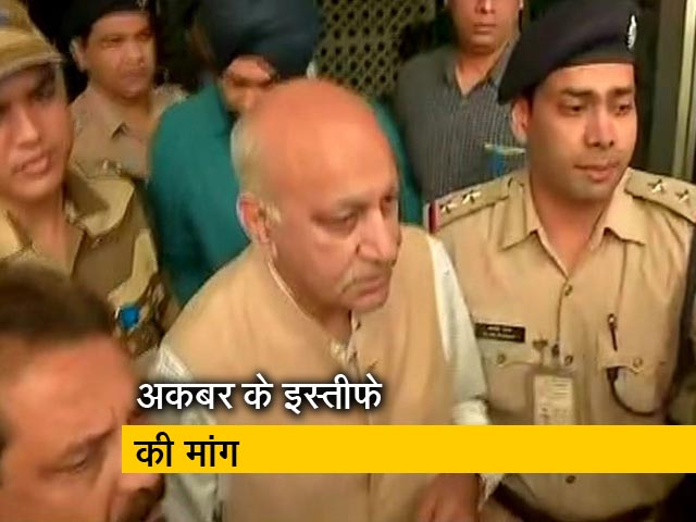 बड़ी खबर: यौन शोषण के आरोपों से घिरे एमजे अकबर के खिलाफ प्रदर्शन