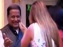 अनूप जलोटा ने Bigg Boss में लौटते ही ली जसलीन की क्लास, बोले- सिर्फ फैशन परेड में लगी रही... अनूप जलोटा ने Bigg Boss में लौटते ही ली जसलीन की क्लास, बोले- सिर्फ फैशन परेड में लगी रही...