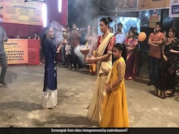 सुष्मिता सेन ने दुर्गा पंडाल पर किया 'धुनुची नाच', बेटियां भी थिरकीं; देखें Video सुष्मिता सेन ने दुर्गा पंडाल पर किया 'धुनुची नाच', बेटियां भी थिरकीं; देखें Video