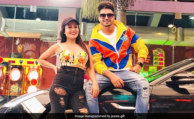 Nikle Currant Song: सिंगर Neha Kakkar के पीछे पड़े जस्सी गिल, दिल जीतने के लिए कर डाला यह काम...देखें Video