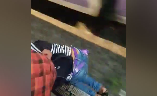 ट्रेन के दरवाजे पर खड़ी थी लड़की, जैसे ही फिसली तो लोगों ने ऐसे बचाई जान, वायरल हुआ VIDEO