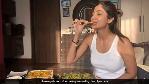 Watch: Shilpa Shetty Binges On Bhajiyas And Tells Us How To Burn Those Calories!