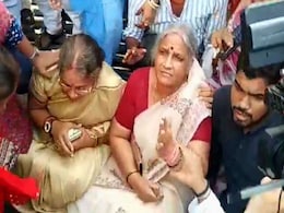 रायपुर : अटल जी के कथित अस्थि कलश को लेने पहुंचीं करुणा शुक्ला समेत कई कांग्रेसी गिरफ्तार रायपुर : अटल जी के कथित अस्थि कलश को लेने पहुंचीं करुणा शुक्ला समेत कई कांग्रेसी गिरफ्तार
