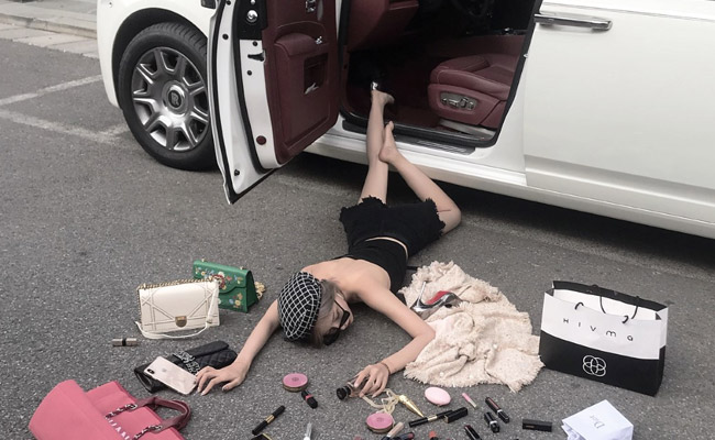 Show Me The Money: Wealth-Flaunting Meme Goes Viral In China