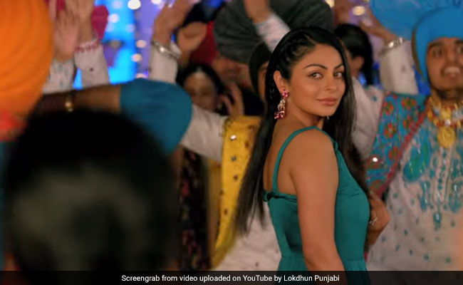 नीरू बाजवा ने पंजाबी सॉन्ग 'ब्लड विच तू' में किया शानदार भांगड़ा, 45 लाख बार देखा गया Video