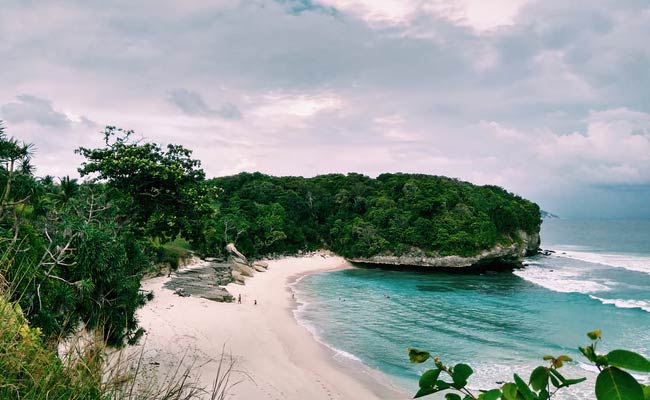 Twin Quakes Hit Off Indonesian Island Of Sumba