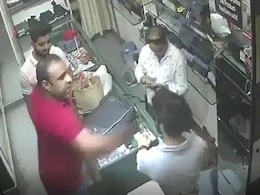 दिल्ली : खुद को सब इंस्पेक्टर बताकर दुकानदार को जमकर पीटा, CCTV में कैद हुआ कारनामा दिल्ली : खुद को सब इंस्पेक्टर बताकर दुकानदार को जमकर पीटा, CCTV में कैद हुआ कारनामा