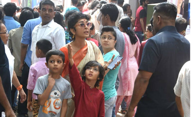 Navami 2018: Kiran Rao And Little Azad Spotted At A Durga Puja <I>Pandal</I> Minus Aamir Khan
