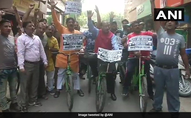 Vijay Goel Leads Cycle Rally, Demands Reduction Of VAT On Fuel In Delhi