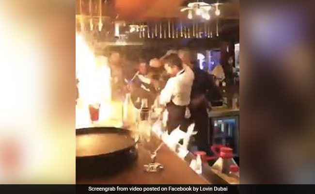 बारटेंडर कर रहा था ऐसा स्टंट, भड़क गई आग और जल गए महिला के कपड़े, वायरल हुआ VIDEO