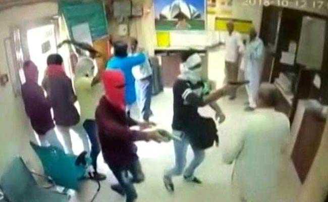 6 Armed Men Loot Rs 3 Lakh, Kill Cashier In Delhi Bank. CCTV Captures All