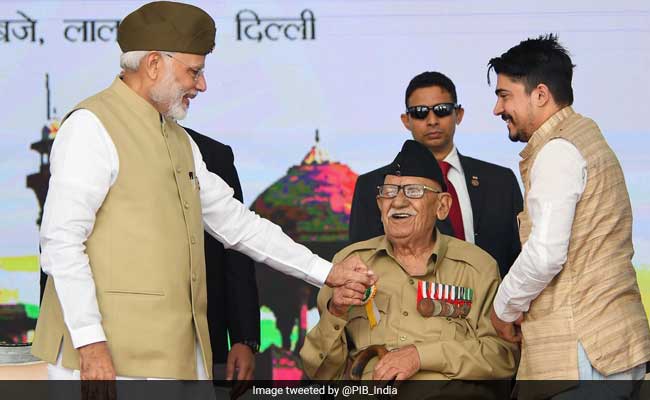 Veteran gifts Indian National Army's Cap To PM Modi