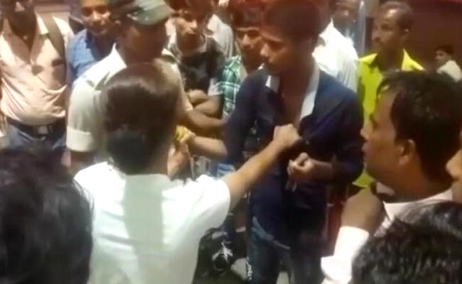 सादी वर्दी में घूम रही महिला पुलिसकर्मी को छेड़ बैठे मनचले, फिर चला दे दनादन, देखें- VIDEO