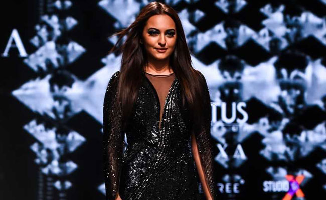 4 Makeup Products You Need For Sonakshi Sinha's Blue Eye Makeup Look