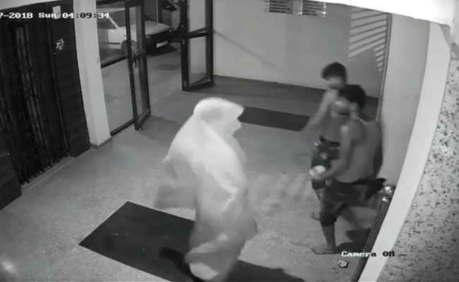 घर को लूटने आए थे लुटेरे, CCTV देखा तो करने लगे डांस, वायरल हुआ VIDEO