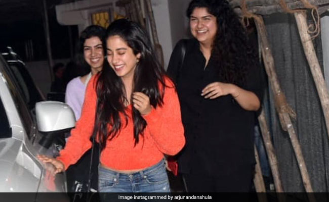 जाह्नवी-खुशी ने देखी भाई अर्जुन कपूर की 'नमस्ते इंग्लैंड', अंशुला बोलीं- इससे ज्यादा पास क्या आएं....; देखें मस्तीभरा Video