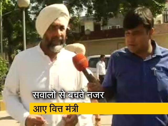 अमृतसर रेल हादसा :  सवालों से बचते नजर आए पंजाब के वित्त मंत्री मनप्रीत सिंह बादल