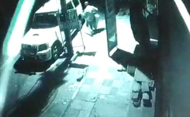 दिल्ली : इलेक्ट्रॉनिक शॉप का सामान वाहन में भरकर ले गए चोर