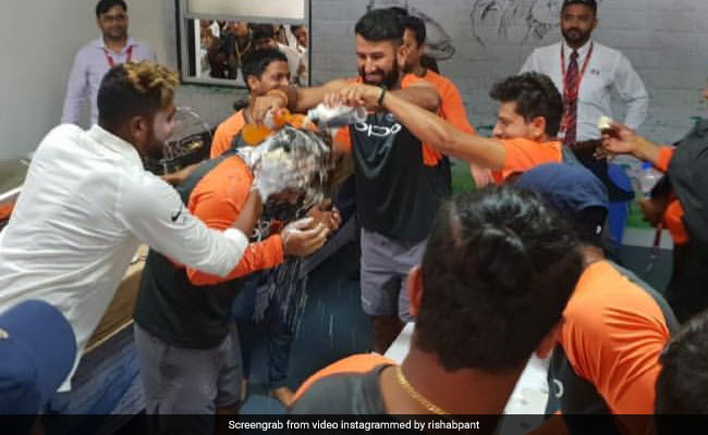 IND vs WI: पृथ्वी शॉ ने पंत के कपड़ों में भर दिया केक, रिकॉर्ड बनाने के बाद ऐसे की मस्ती, देखें VIDEO