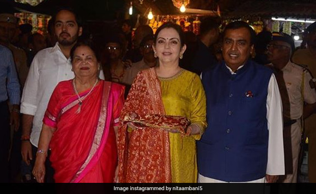 मुकेश अंबानी की बेटी की शादी की तैयारियां हुईं शुरू, परिवार ने सिद्धिविनायक मंदिर में चढ़ाया कार्ड, देखें PHOTOS