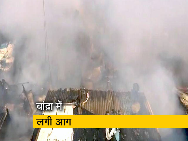 मुंबई के बांद्रा फायर स्टेशन के सामने लगी आग