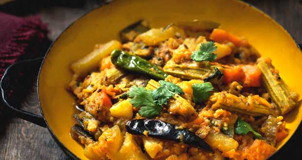 How To Make Bengali's Special Labra - A Flavourful Mix Of Vegetables And <i>Paanch Phoron</i>