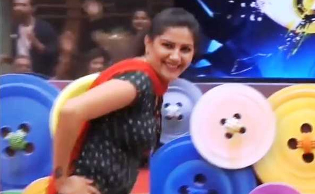 सपना चौधरी नागिन की तरह बलखाईं तो मदहोश हो गए सब, Video ने बरपाया कहर